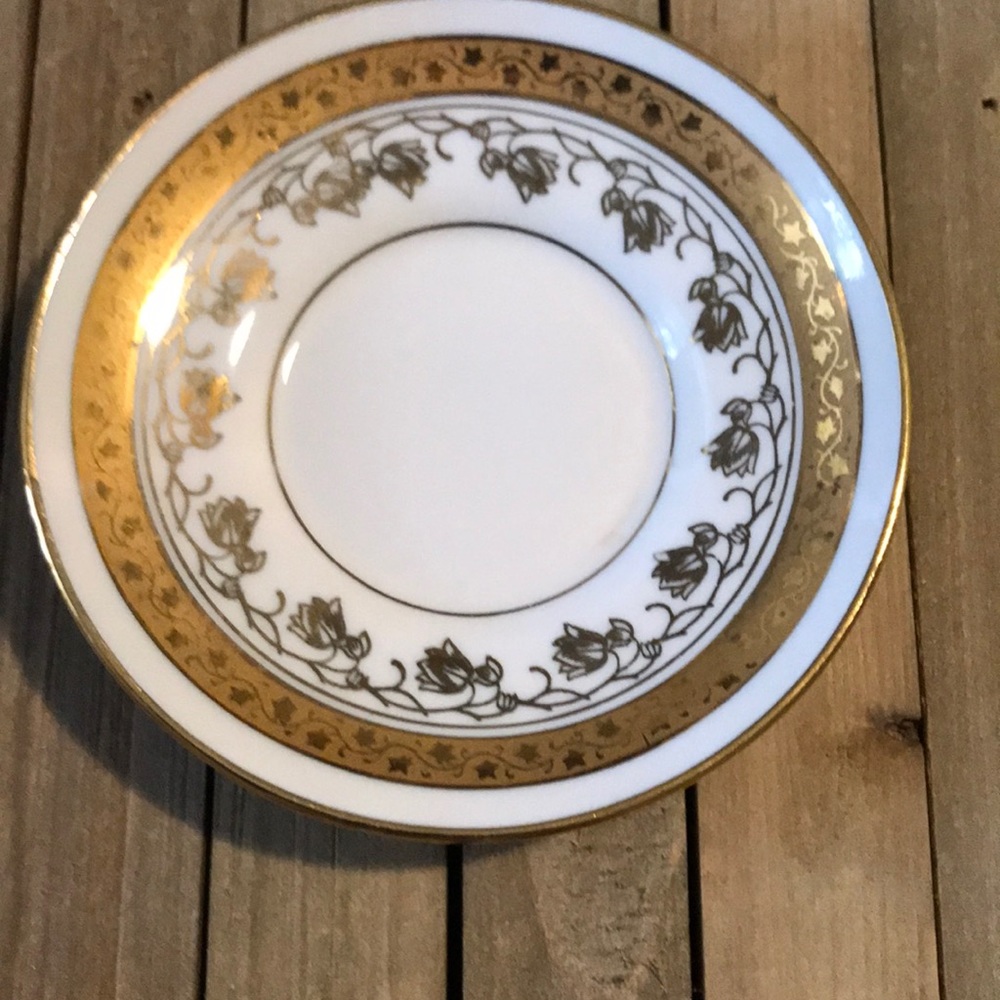 Small tea saucer.